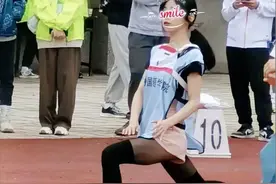 女生穿黑丝参加运动会引热议，网友却说健身房的奇葩装扮更野图片