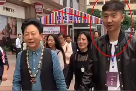 63岁冯巩带孙子东东现身，长相引起网友注意：三代如出一辙图片