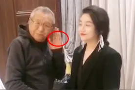《征服》宋老虎罕现身，和美女合影戒指瞩目，紧握对方不松手遭批图片