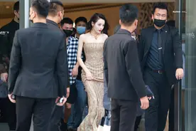 迪丽热巴金丝吊带裙风情万种 凹凸有致身材超惹眼图片