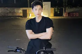 都说他健身过头了，可7年前这部剧里，他才是初恋男孩的代表图片