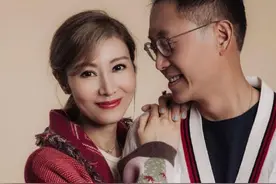 李嘉欣抹胸露脐，眼神魅惑似女团，豪门多年终难逃娱乐圈的艳俗气图片