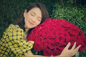章子怡晒大束玫瑰表白汪峰！闭眼微笑好幸福，结婚6年被宠成公主图片