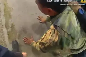 美国警察对黑人军官施暴，星条旗被按在地上摩擦！高晓松惨被打脸图片