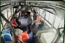 石家庄：小学生突发疾病公交上晕倒 公交车2分钟送医赢得宝贵时间图片