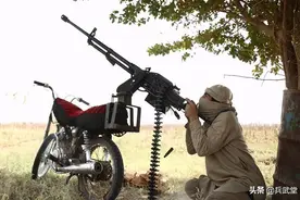国产摩托海外走红，焊上外贸W85高射机枪，打造低成本摩托步兵图片
