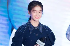 张雪迎身穿铆钉连衣短裙，少女风满满图片