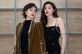 宋妍霏和55岁妈妈凹造型，母女同框似孪生姐妹，网友：我都夸累了图片