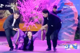 贾金金冯秦川爆笑演绎剧组的故事，替身被拉上场拖下场，太逗了