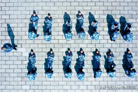 成熟的人文纪实摄影师，拍摄前应先回答入镜三问：时间、空间、人图片