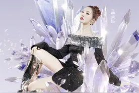 火箭少女出新海报，孟美岐性感，傅菁高冷，杨超越这表情咋了图片