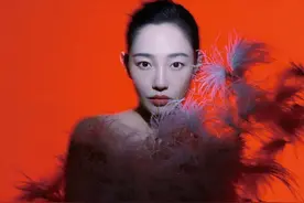 组图：演员白百何时尚杂志封面大片，自然灵动表现力十足图片