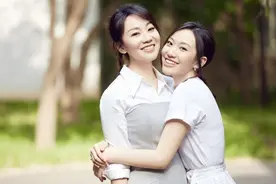 闫妮，为了女儿离婚16年未嫁，女儿在她48岁生日宴大哭，网友大赞图片