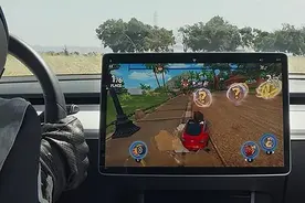 特斯拉未来将可以用车载电脑玩《GTA5》图片
