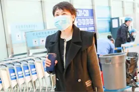 58岁张凯丽也太有品了！垫肩大衣配小香风开衫，霸气又不失高级图片