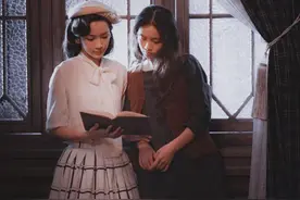 《双镜》女主角太美了，复古造型优雅恬静，两人看着真有cp感图片