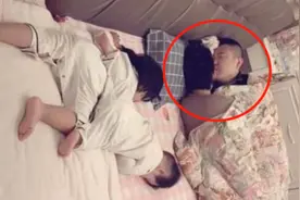 婆婆晒一家四口“睡姿”，姿势销魂引调侃：孩子应该是“捡来的”图片