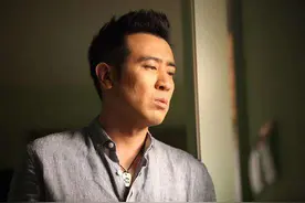 因蹦迪大火的于和伟，为何结婚29年0绯闻？看看他的妻子就明白了图片