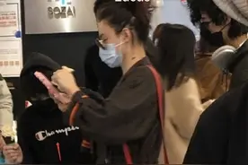 张柏芝带俩儿子逛街，14岁大儿子留胡子烫头发！颜值不敌谢霆锋图片