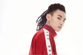 小鬼王琳凯现身机场，单手插兜打招呼，也太帅气了吧图片