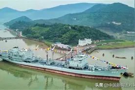 光荣服役40载 海军鄱阳湖舰功成退役图片