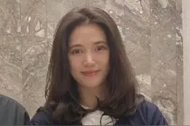 袁咏仪全素颜与发型师合照，被美颜一脸尴尬，曾因被狠P图怼网友图片