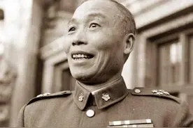 他刚下飞机，就看到开国大将亲自迎接，然后含泪给老将军深鞠一躬图片