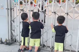广东三胞胎弟弟接姐姐放学，以为姐姐出不来急哭了，满满的感动图片