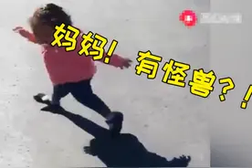 1岁娃站在走廊不哭不闹一动不动，宝妈凑近一看，笑的眼泪都出来图片