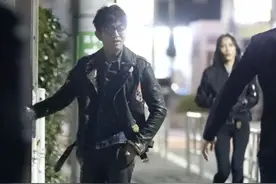 木村拓哉同妻子逛酒吧，50岁工藤静香曲线玲珑，长腿依旧是最美图片