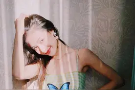 夏日炎炎 钟楚曦穿清凉蝴蝶吊带裙 纤腰美腿吸睛养眼图片
