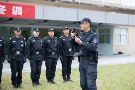 瞄准镜里的一幕，让狙击手的心一下提到了嗓子眼......图片