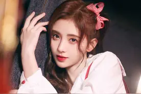 鞠婧祎五四晚会造型，身着红色背带裙，学院风少女感十足图片