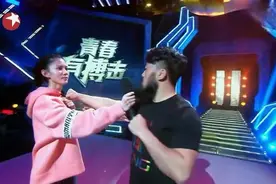 妹子练了十年跆拳道以为很厉害，不料一开打就被拳王直接扔下擂台图片