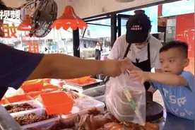 6岁帮忙萌娃走红，卤菜摊上也有好的家庭教育图片