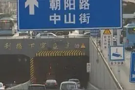 【危险】蚌埠：​两轮车进下穿，禁入标志成摆设！图片