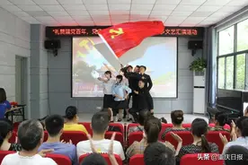 大学生下乡开展党史学习教育宣讲 文艺汇演入民心图片