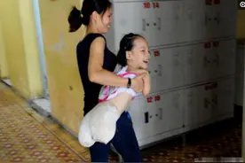 女孩天生没有手脚，爸爸想要放弃，妈妈坚持留下抚养长大图片