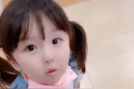 逛商场累了向爸爸求抱抱，爸爸拒绝，随后女儿一句话让爸爸妥协图片