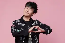 吵架秒怂、出门拉手、乖乖回家……能让大张伟现出原形的人，也就只有她了图片