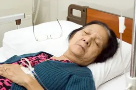 “咱妈生病，你来照顾几个月”丈夫说完，女人和娘家人买了机票图片