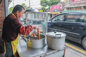 西街这个卖卤大肠的无名小破摊，33年了竟然还在图片