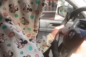 山东一女子练车时，收款信息一直响不停，教练：都不敢大声说话图片