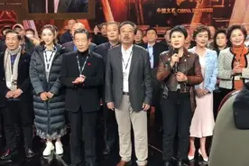 《渴望》剧组30年后再聚，张凯丽领话筒带唱，蓝天野韩影未露面图片