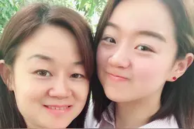 冲上热搜！50岁妈妈陪25岁女儿考研双双被录取，作息表太励志图片