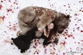 俄罗斯摄影师拍美女模特与野兽亲密瞬间图片