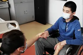 一个三口之家的北漂生活，妻子每天吃剩菜，丈夫看工地睡路边图片
