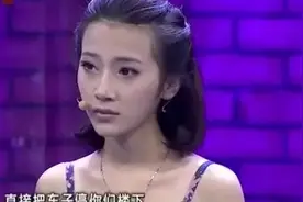 小伙怀疑女友跟老板暧昧，并出手打人，登台致歉女友却转身离开图片