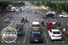 感动！交警蜀黍推轮椅送老人过马路，大家纷纷点赞图片