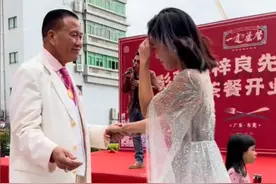万梓良商演放飞自我？硬拉女司仪上台跳舞亲密转圈，女方满脸抗拒图片